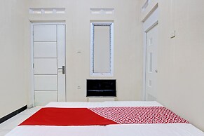 OYO 93208 Guest House Cemara 2