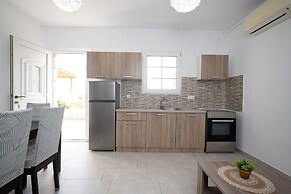 Island Dreaming Opal 2 Bd w shared pool