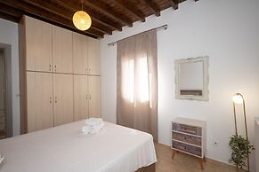 Mykonos Stylish Ivory Apt w Shared Pool