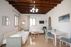 Mykonos Stylish Ivory Apt w Shared Pool