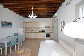 Mykonos Stylish Ivory Apt w Shared Pool