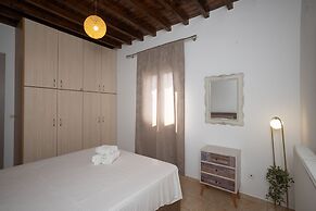 Mykonos Stylish Ivory Apt w Shared Pool
