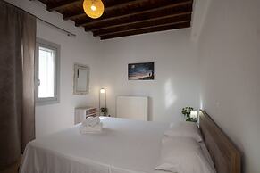 Mykonos Stylish Ivory Apt w Shared Pool