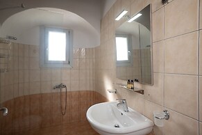 Mykonos Stylish Ivory Apt w Shared Pool