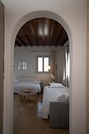 Mykonos Stylish Ivory Apt w Shared Pool