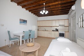 Mykonos Stylish Ivory Apt w Shared Pool