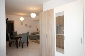 Ginger Gold Apt Getaway with Shared Pool