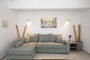 Ginger Gold Apt Getaway with Shared Pool