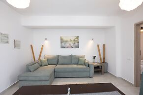 Ginger Gold Apt Getaway with Shared Pool