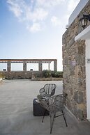 Ginger Gold Apt Getaway with Shared Pool