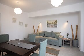 Ginger Gold Apt Getaway with Shared Pool