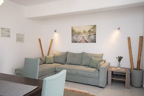 Ginger Gold Apt Getaway with Shared Pool