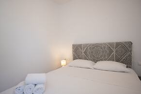 Ginger Gold Apt Getaway with Shared Pool