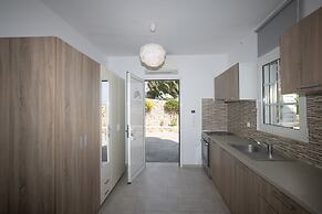 Ginger Gold Apt Getaway with Shared Pool