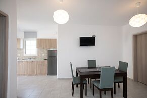 Ginger Gold Apt Getaway with Shared Pool