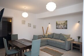 Ginger Gold Apt Getaway with Shared Pool