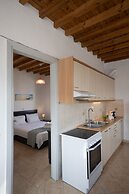 1 Bd Emerald Apt w Sparkling Shared Pool