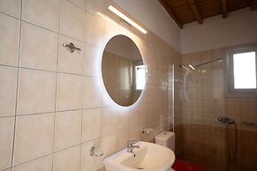 1 Bd Emerald Apt w Sparkling Shared Pool