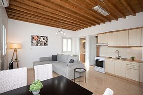 1 Bd Emerald Apt w Sparkling Shared Pool