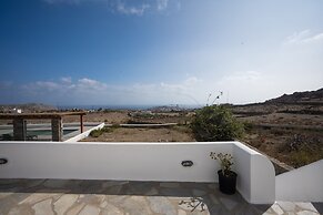 1 Bd Emerald Apt w Sparkling Shared Pool