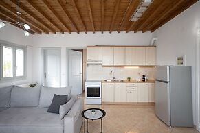 1 Bd Emerald Apt w Sparkling Shared Pool