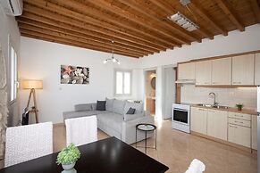 1 Bd Emerald Apt w Sparkling Shared Pool