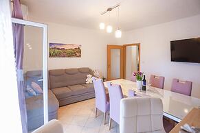 Apartment Vesna near beach with balcony