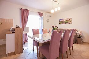 Apartment Vesna near beach with balcony