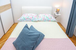 Apartment Vesna near beach with balcony