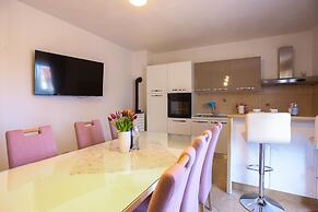 Apartment Vesna near beach with balcony