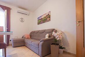 Apartment Vesna near beach with balcony