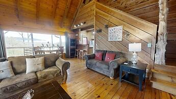 Evie's Mountain Castle 2 Bedroom Cabin by RedAwning