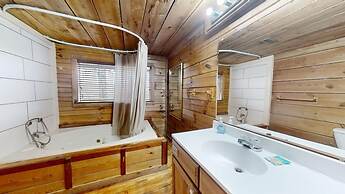 Evie's Mountain Castle 2 Bedroom Cabin by RedAwning