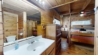 Evie's Mountain Castle 2 Bedroom Cabin by RedAwning