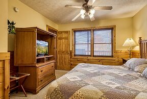 Enchanted View Lodge 3 Bedroom Cabin by RedAwning