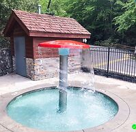 Enchanted View Lodge 3 Bedroom Cabin by RedAwning