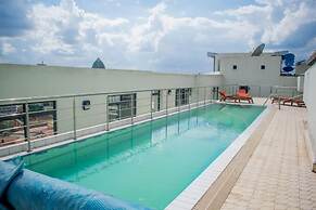 Lux Suites Silverstone  Apartments
