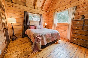 Hunter's Hideaway 2 Bedroom Cabin by RedAwning