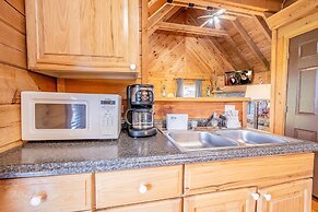 Hunter's Hideaway 2 Bedroom Cabin by RedAwning