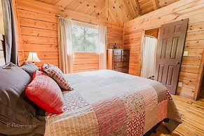Hunter's Hideaway 2 Bedroom Cabin by RedAwning