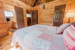 Hunter's Hideaway 2 Bedroom Cabin by RedAwning