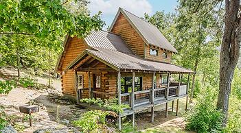 Hunter's Hideaway 2 Bedroom Cabin by RedAwning