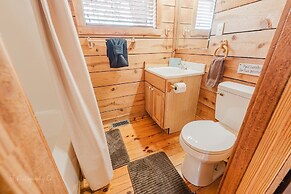 Hunter's Hideaway 2 Bedroom Cabin by RedAwning