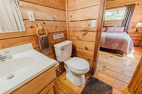 Hunter's Hideaway 2 Bedroom Cabin by RedAwning