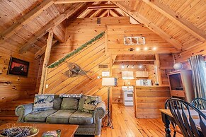 Hunter's Hideaway 2 Bedroom Cabin by RedAwning