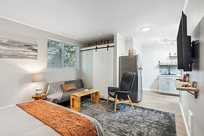 Pet-friendly Kent Vacation Rental, Walk to Lake!