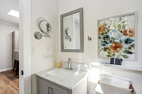 Pet-friendly Kent Vacation Rental, Walk to Lake!