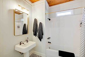 Walk to Dtwn: 'tyler Tudor' w/ Backyard