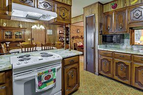 Vintage Chipley Getaway on Large Private Property