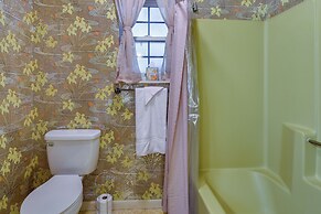 Vintage Chipley Getaway on Large Private Property